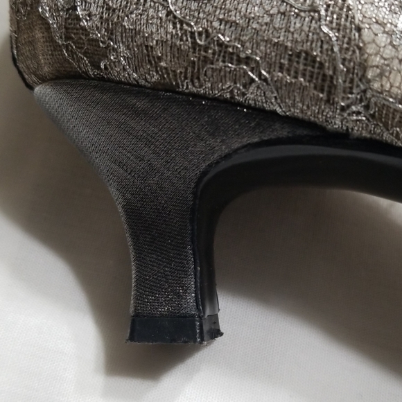 Stuart Weitzman Silver lace pumps - Picture 4 of 7